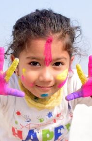 bambina con le mani colorate
